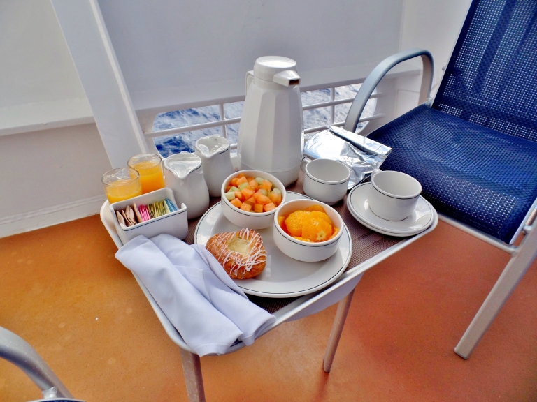 cruise-ship-breakfast-balcony