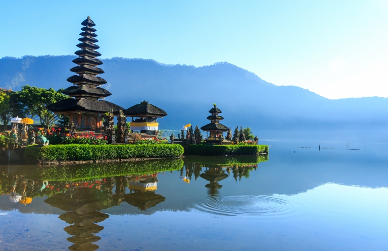 Bali_Indonesia_Pura ulun danu bratan temple_Lake_Blue Sky